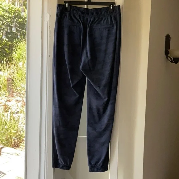 Athleta Brooklyn Camo Jogger, size 8, Blue Camo, pre-owned - Picture 3 of 8